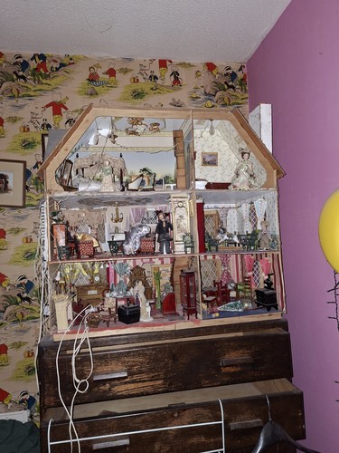 Tudor dolls house - dolls,