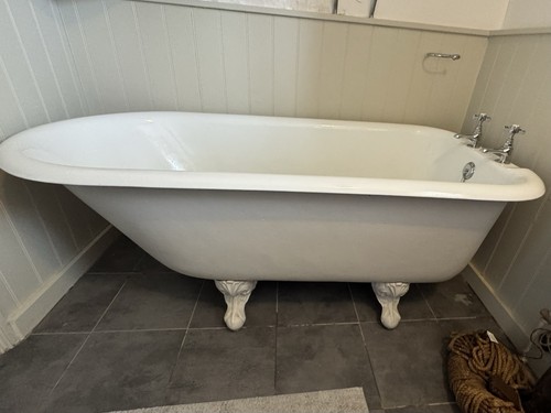 Freestanding bath tub with tap - tub,