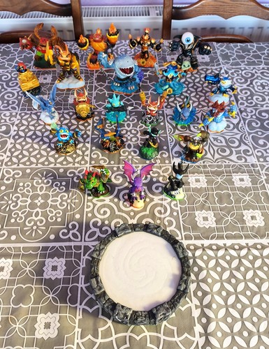 Skylanders figure bundle - skylanders, –