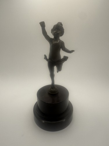 Bronze girl running on - bronze,