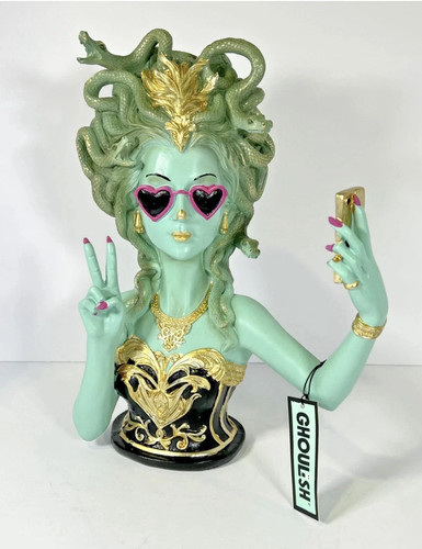 Ghoulish medusa selfie bust - selfie,