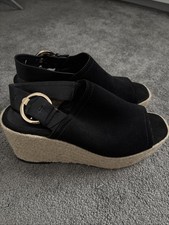 Topshop Size 6 Black And Hessian Wedges With Gold Buckle
