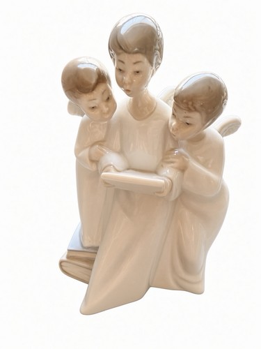 Nao lladro three choir - by,