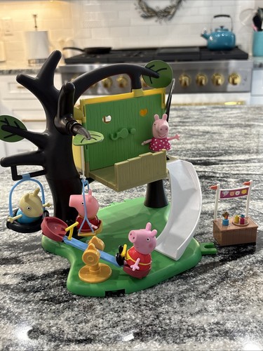 Peppa pigs muddy - pigs,