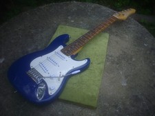 MINI  STRAT  STYLE GUITAR