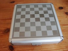 COMPACT CHESS / BACKGAMMON SET.  METAL CASE.  MAGNETIC PIECES.