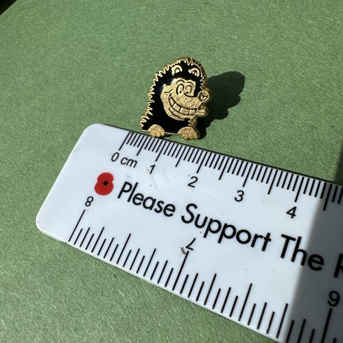 Vintage gnasher pin badge - vintage,