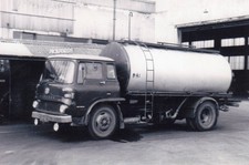 B/W PHOTO: PICKFORDS BEDFORD TK 4 WHEEL TANKER - 830 BGJ