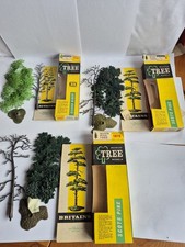 A PAIR OF BRITAINS MAKE UP