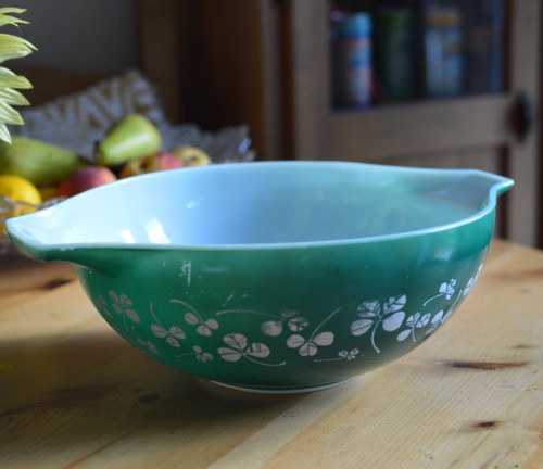 Large vintage pyrex tableware - large,