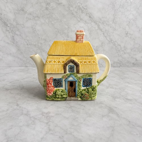 Vintage cottage teapot - 🏡,