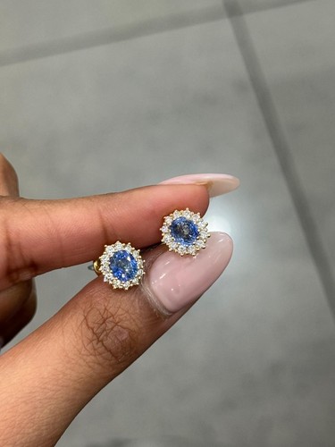 Natural oval sapphire - 2.50,