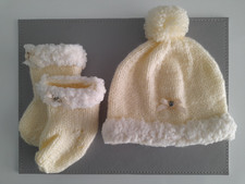 Baby girl's Brand new Hand knitted Hat & Booties set (101 Tub 6)