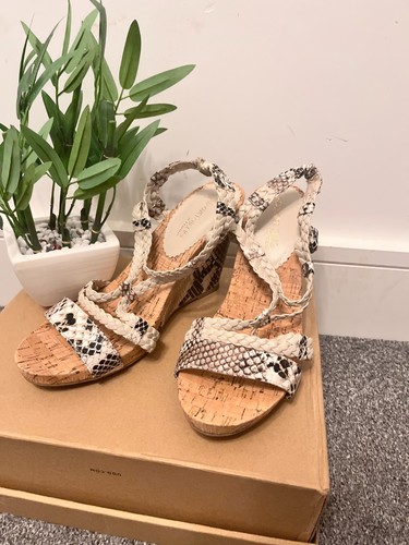 Head over heels - by, cork