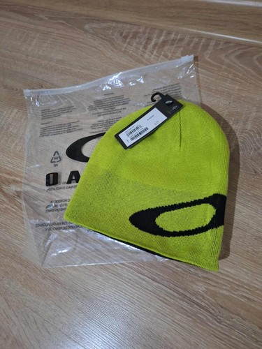 Bnwt oakley green - bnwt,