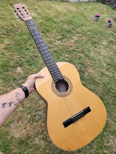 Sevilla classical guitar - &, m