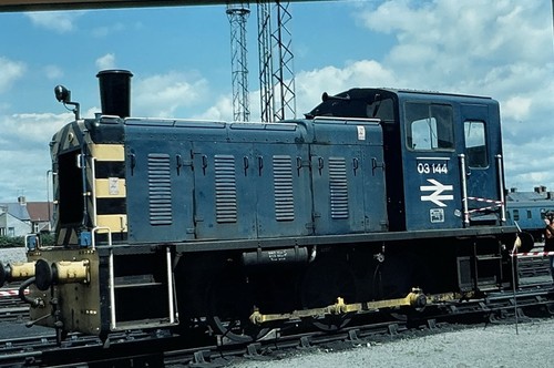 35mm slide diesel shunter - slide,