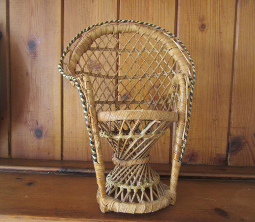 Lovely small peacock wicker - small,