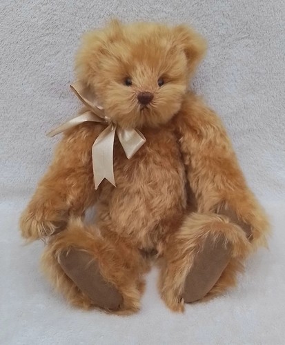 Artist bear lovingly hand - bear,