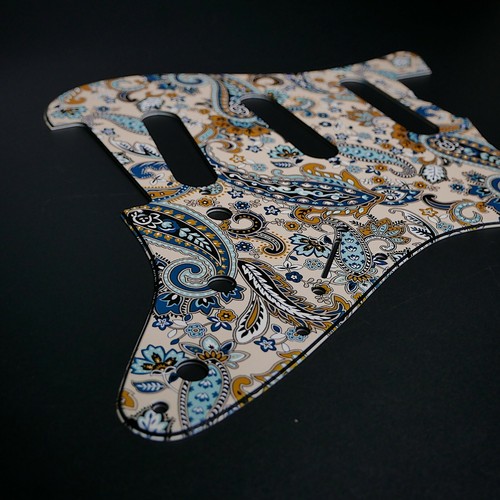 Fender strat pickguard - fender, •
