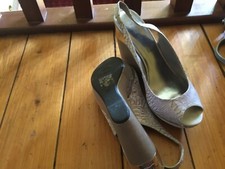 beige wedge by solo soprani