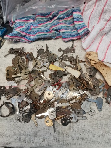 120 ish vintage old - old, keys