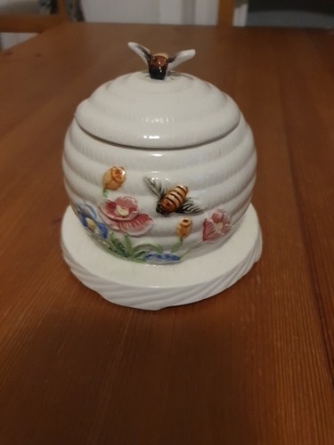Vintage bee skep design honey - bee,