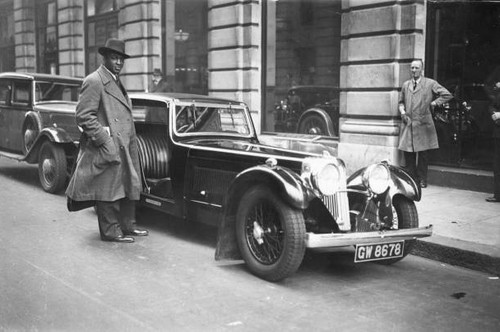 Boxer larry gains london car - boxer,