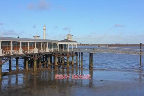 Photo gravesend pier looking - ,