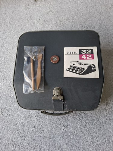Boots model typewriter - boots, 42