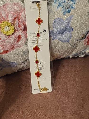 Red clover bracelet - bracelet., goldtone