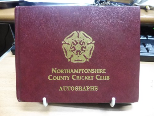Autograph album signed 86 - album,