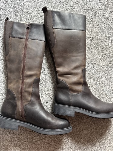 Clarks leather boots - size, d
