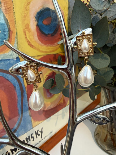 Gold tone pearl effect drop - tone,