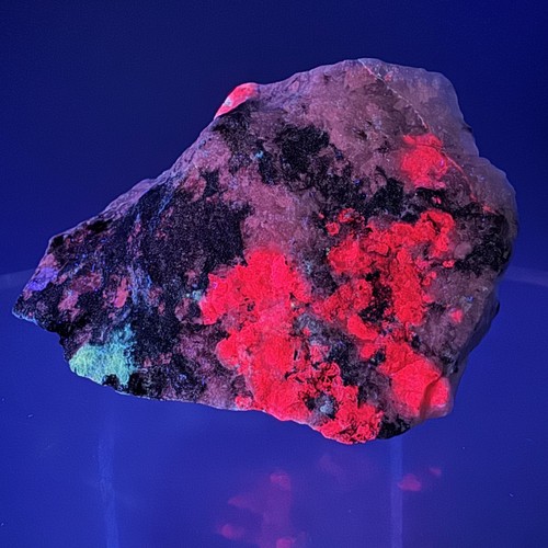 Fluorescent tugtupite - fluorescent,