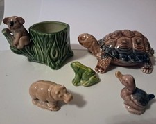 5 Wade Pottery items