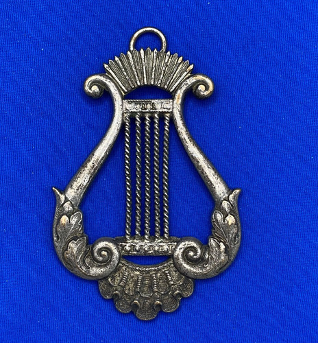 Vintage lyre badge pendant - /,