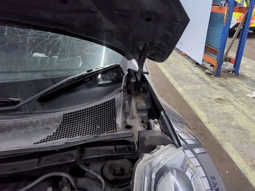 Bonnet hinge nissan juke - lh,