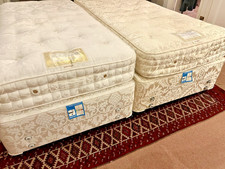 A pair of Vi-Spring single