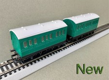 Hornby      2 x Green 4 Wheel Coach     0-0 gauge