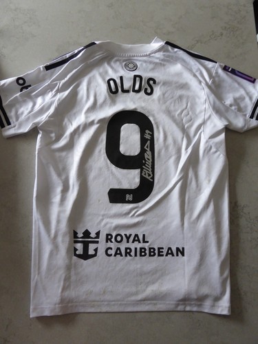 Fulham women match worn signed - women,