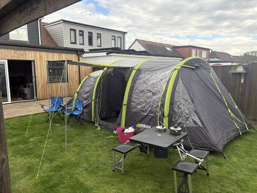 Urban escape man - 6, tent