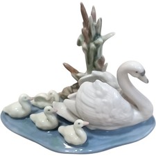 Lladro Figurine Swan Family 5722 Handcrafted Porcelain Display Art