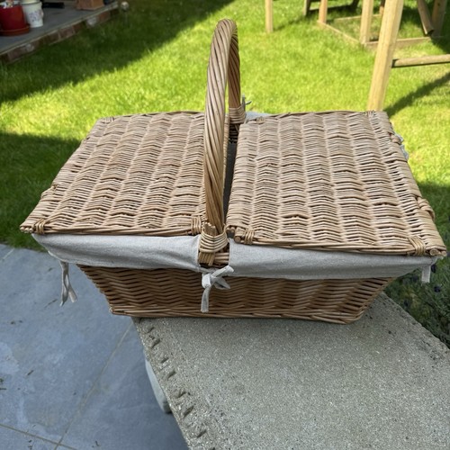 Vintage large wicker - vintage, lined