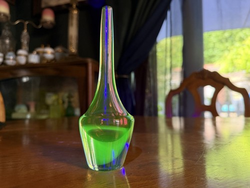 Murano uranium glass vase - uranium,
