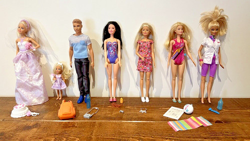 Barbie doll bundle - of, 7