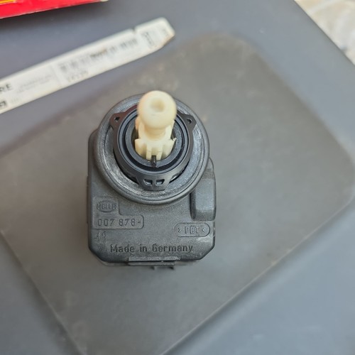 Headlight level motor for - ,