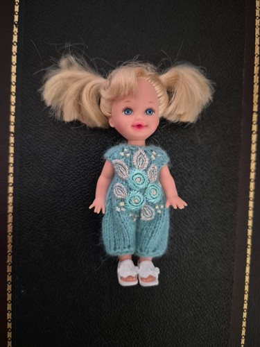 Scale doll clothes fit - 1:6,