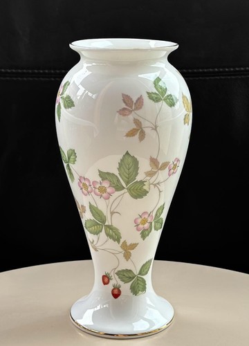 Wedgwood wild strawberry - wedgwood, vase