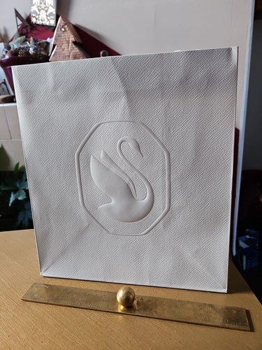 Empty large embossed swan - large,